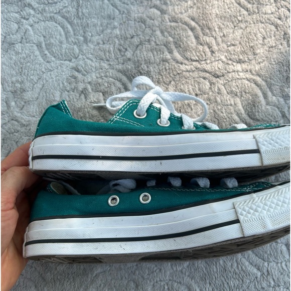 Converse Chuck Taylor low tops in green. Ladies size 5. Really nice shape! - Picture 5 of 13